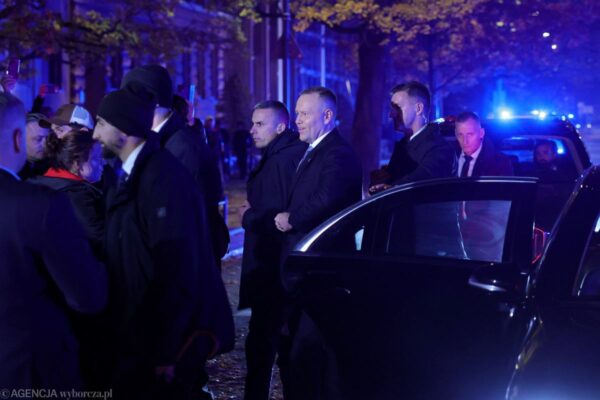Criză politică majoră în Polonia: Președintele Curții Constituționale a fost suspendat, poliția a intervenit în forță, iar președintele Karol Nawrocki revine de urgență în țară