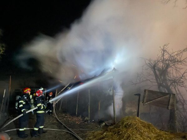 Incendiu într-o localitate de lângă Huedin. O casă a luat foc