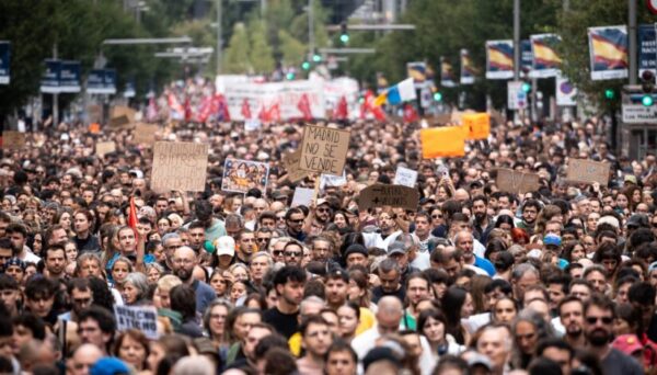 „Nu se mai poate așa”. Zeci de mii de oameni au ieșit pe străzile din Madrid și în alte orașe din Spania pentru a protesta față de criza locuințelor