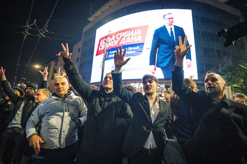 Bucurie în Serbia, după ce fostul președinte Aleksander Vucici a recunoscut înfrângerea în alegerile anticipate. Studenții pro-europeni și neomarxiști exultă